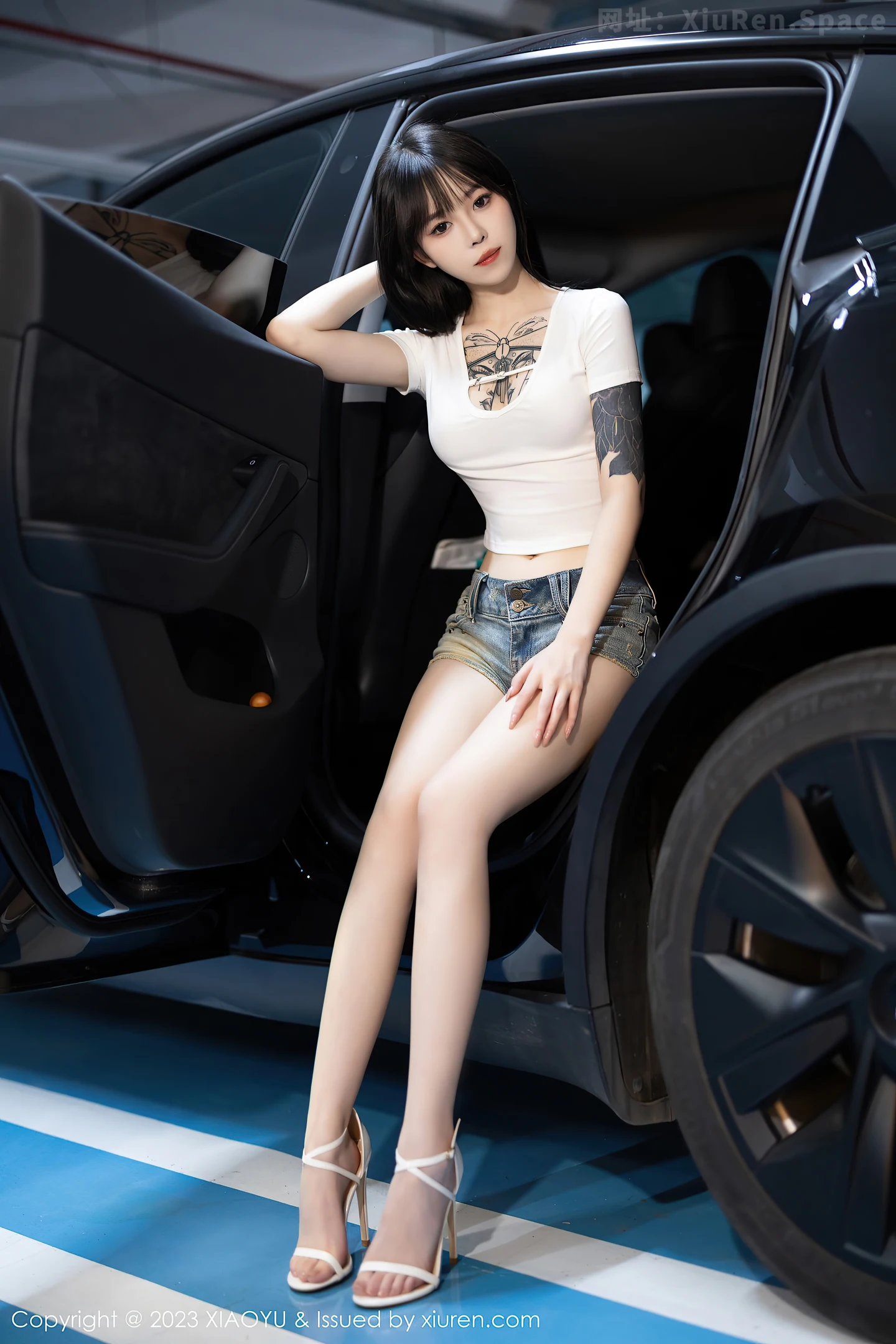 图片[2]-[XiaoYu画语界]Vol.1096 模特奶瓶.性感白T配超短牛仔裤露白色内衣秀曼妙身姿诱惑写真90P-秀人网官方网站